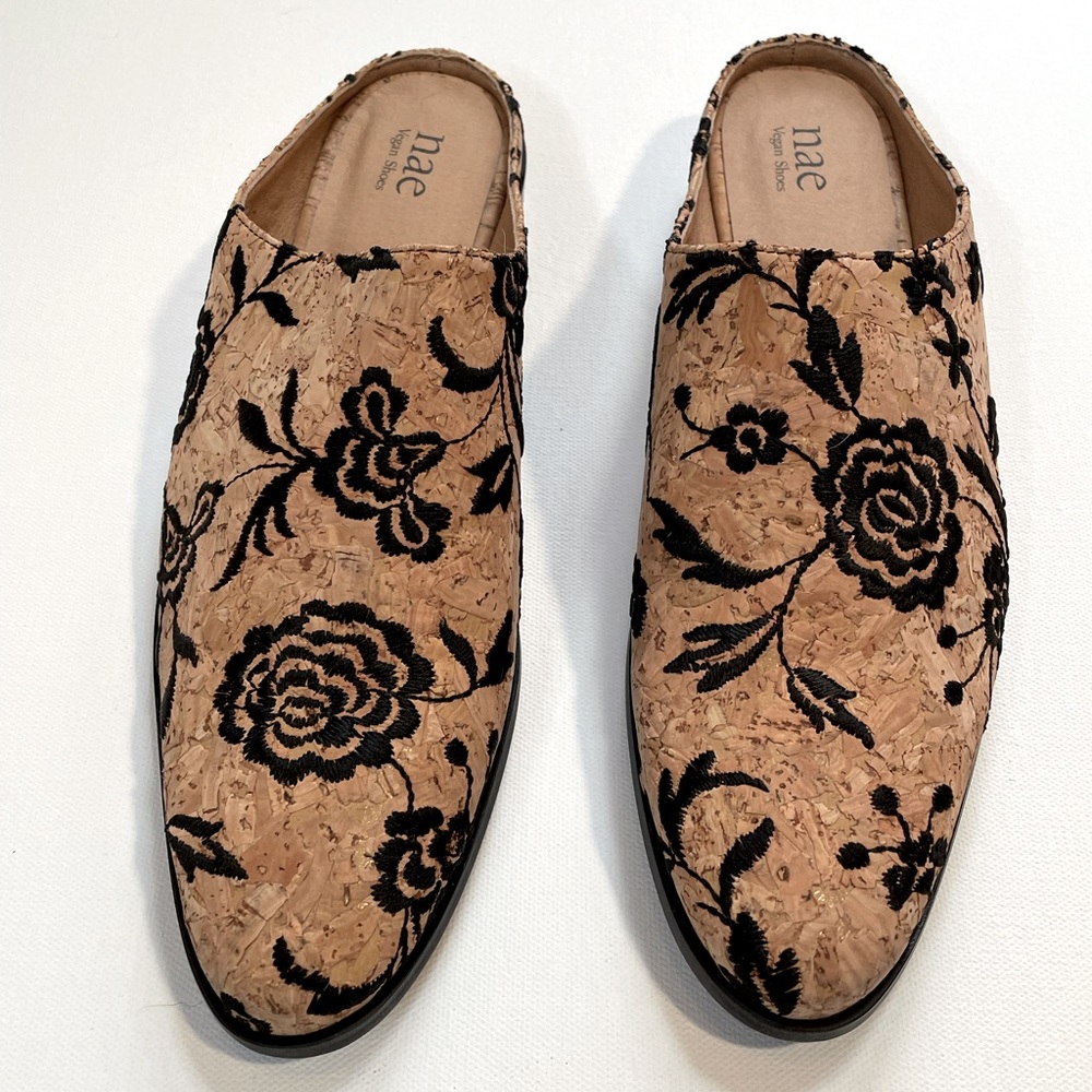 Size 40, Nae vegan shoes. Embroidered cork.